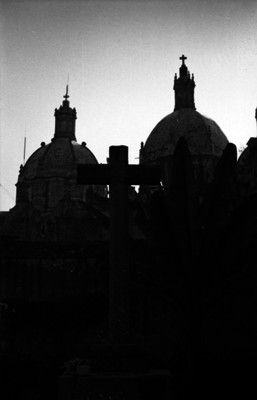 Cruz y cúpulas del convento de San Ángel