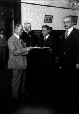 Miembros de la Cámara de Comercio recibiendo documentos