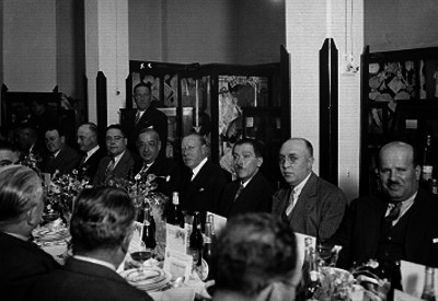 Emrique Zuñiga, Richarson y otros funcionarios de la Cámara de Comercio, durante un banquete