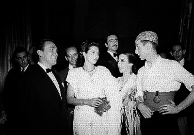 Esther Fernández y otros actores en una reunión