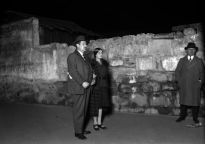 Tina Modotti y dos hombres cerca del lugar donde fue asesinado el revolucionario cubano Julio Antonio Mella