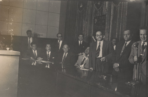 Virgilio Cárdenas, Rafael Galván Maldonado con otros personajes presiden una asamblea del Sindicato Mexicano de Electricistas